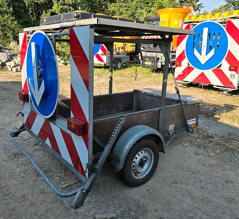 Nissen FAT Absperrtafel VZ616 Fahrbare Verkehrsleittafel Verkehrssicherungsanhänger Verkehrsleitanhänger Trebbiner Horizont Sperrwand